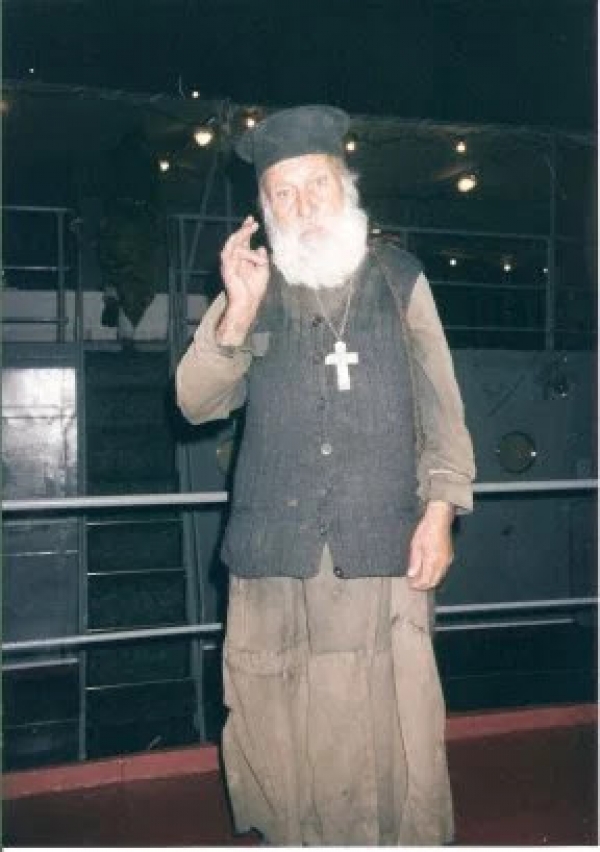 &Pi;&alpha;&pi;&alpha; &Phi;ώ&tau;&eta;&sigmaf; &Lambda;&alpha;&upsilon;&rho;&iota;ώ&tau;&eta;&sigmaf;, &omicron; &delta;&iota;&alpha; &Chi;&rho;&iota;&sigma;&tau;ό&nu; &sigma;&alpha;&lambda;ό&sigmaf; &tau;&eta;&sigmaf; &Mu;&upsilon;&tau;&iota;&lambda;ή&nu;&eta;&sigmaf;, &Tau;ώ&rho;&alpha; &pi;&omicron;&upsilon; &pi;&lambda;ά&kappa;&omega;&sigma;&alpha;&nu; &rdquo;&beta;&alpha;&rho;&epsilon;ί&sigmaf; &lambda;ύ&kappa;&omicron;&iota;&rdquo; &sigma;&tau;&eta;&nu; &pi;&alpha;&tau;&rho;ί&delta;&alpha; &mu;&alpha;&sigmaf; &nu;&alpha; &lambda;έ&tau;&epsilon; &tau;&omicron;&upsilon;&sigmaf; &Chi;&Alpha;&Iota;&Rho;&Epsilon;&Tau;&Iota;&Sigma;&Mu;&Omicron;&Upsilon;&Sigma; &Tau;&Eta;&Sigma; &Pi;&Alpha;&Nu;&Alpha;&Gamma;&Iota;&Alpha;&Sigma;