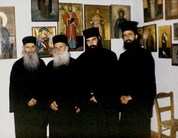 &Iota;ά&kappa;&omega;&beta;&omicron;&sigmaf; &Tau;&sigma;&alpha;&lambda;ί&kappa;&eta;&sigmaf;: &Eta; &theta;έ&sigma;&eta; &tau;&omicron;&upsilon; &gamma;&iota;&alpha; &tau;&iota;&sigmaf; &sigma;&upsilon;&mu;&pi;&rho;&omicron;&sigma;&epsilon;&upsilon;&chi;έ&sigmaf; &mu;&epsilon; &epsilon;&tau;&epsilon;&rho;ό&delta;&omicron;&xi;&omicron;&upsilon;&sigmaf;